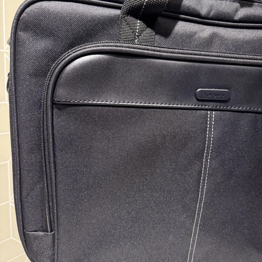 Targus Traditional Notepac‎ Case Messenger Bag fits 15.6-Inch Laptop, Black